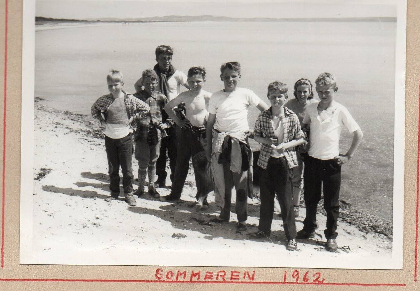 1962 Sommerskole v. stranden, Tunø Skole. Yderst th. Steen Dommergaard. I midten Hans Ingolf Hougaard (hvid undertrøje).