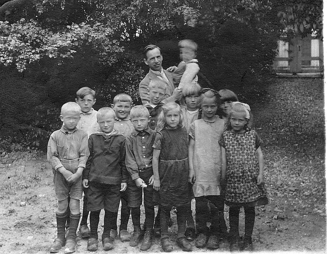 1925 ca. Skolebillede Tunø Skole. Bagerst: Lærer Haahr, midterste rk. nr. 2 Johan Kristiansen nr. 2 fra v.