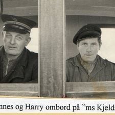 1950-erne. Johannes og Harry Kjeldsen arbejder på postbåden MS Kjeldsen.