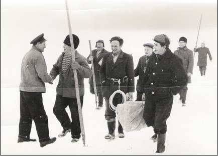 1947 Færgen Jylland hilser på Hjalmar Olesen på isen ude v. sejlrenden. Svend Dommergaard forrest th.