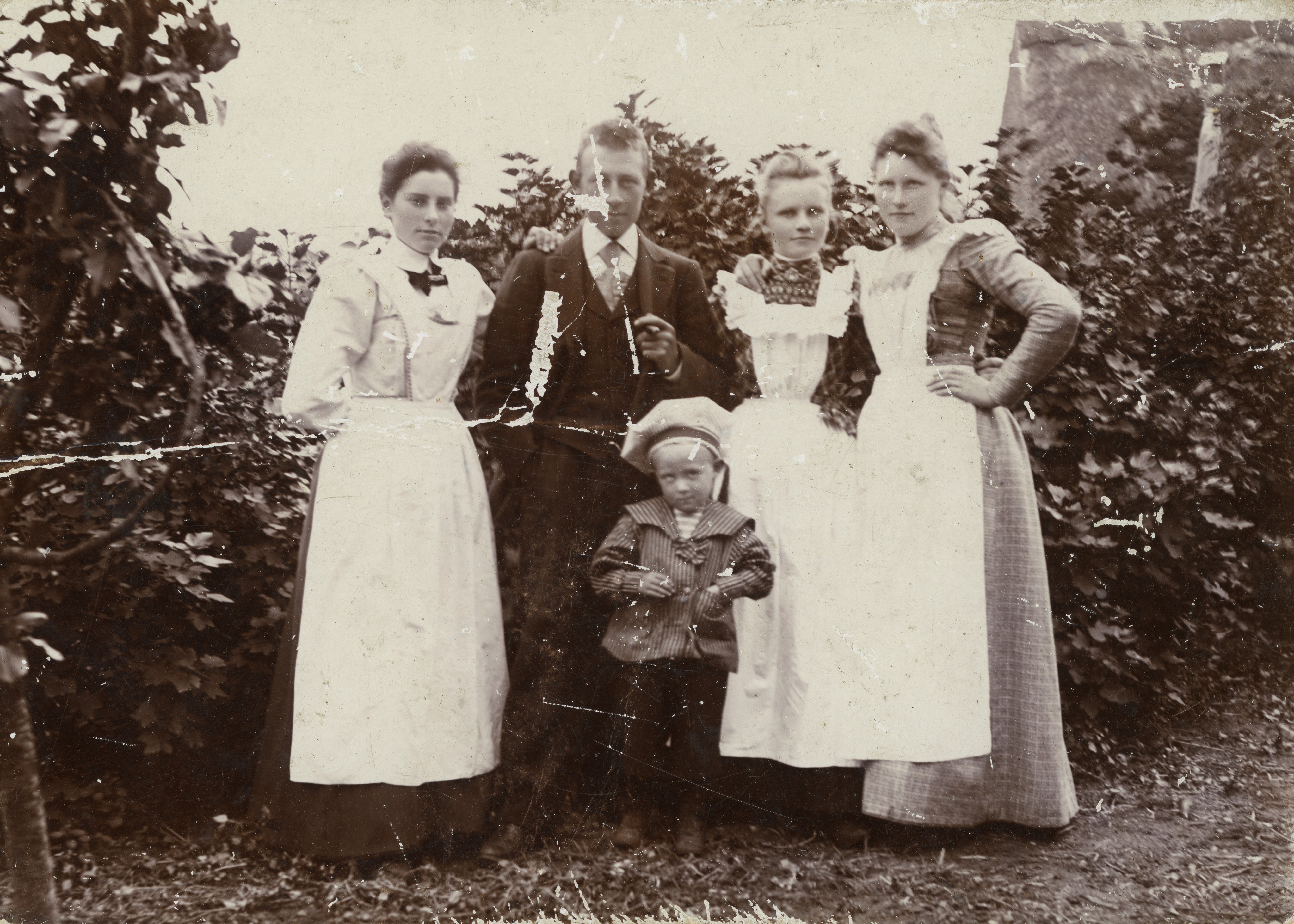 1910 ca. Magdalene (Magge) Johansen, Johannes Musak Johansen, 2 ukendte piger, foran Peter Musak Johansen.