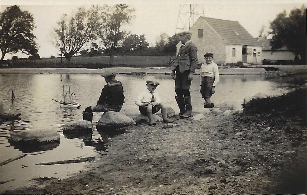 1933 Drenge v. Tunø Gadekær. Fotgraf ukendt.