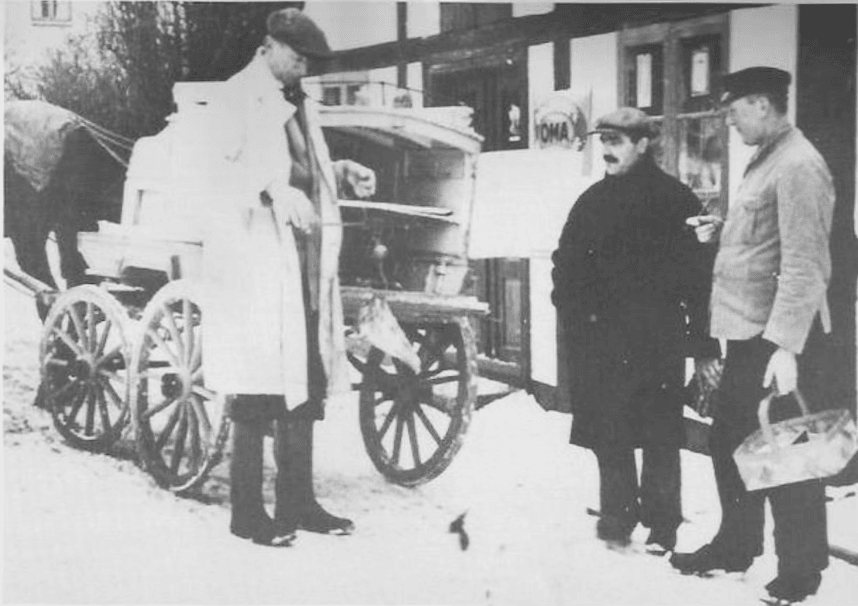 1935 ca. Søren Madsen med sit kødudsalg. Peder Pedersen (Pier) og Theodor Kjeldsen køber ind.