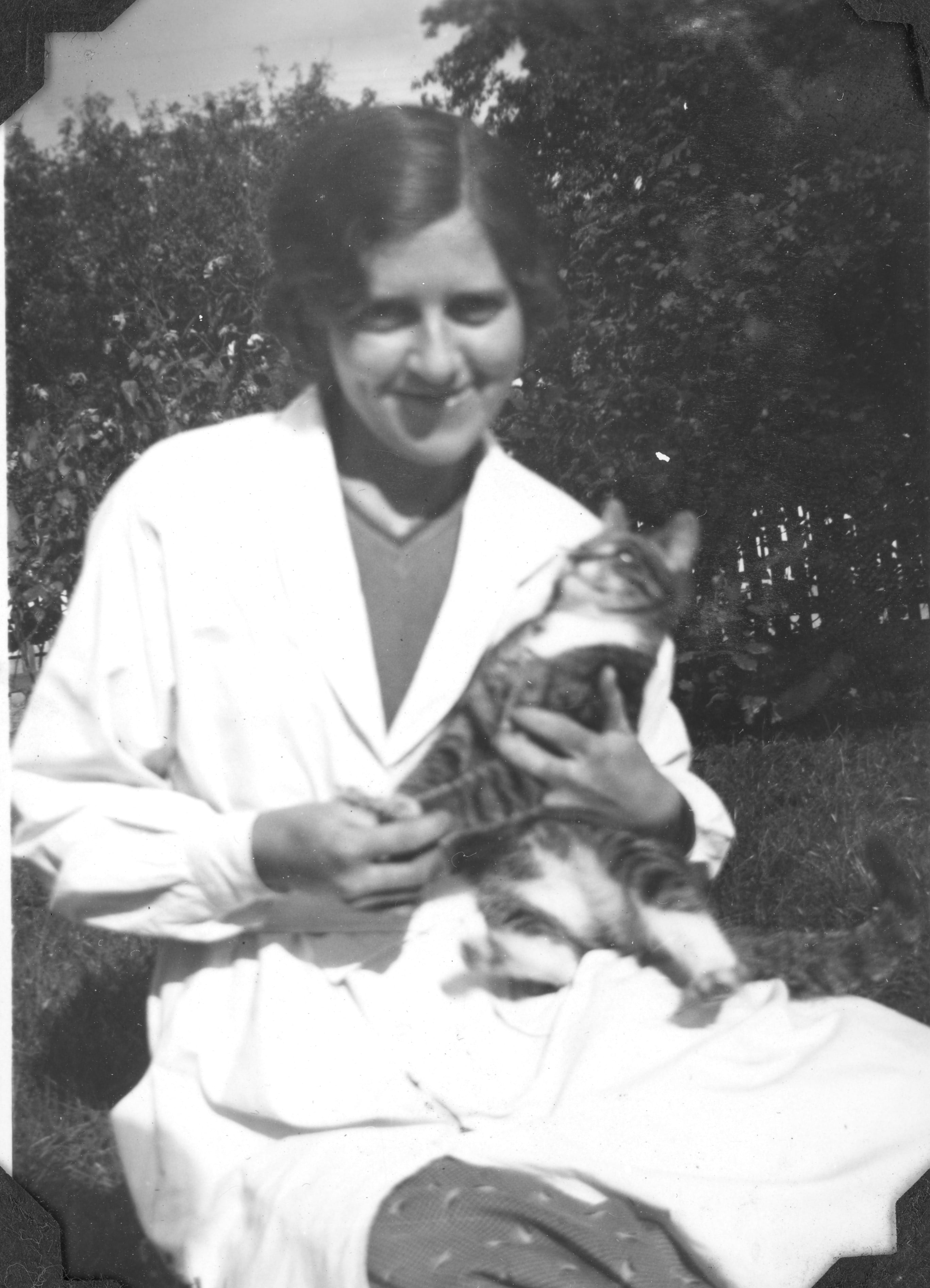 1936 Ingeborg Rasmussen med sin genstridige kat.