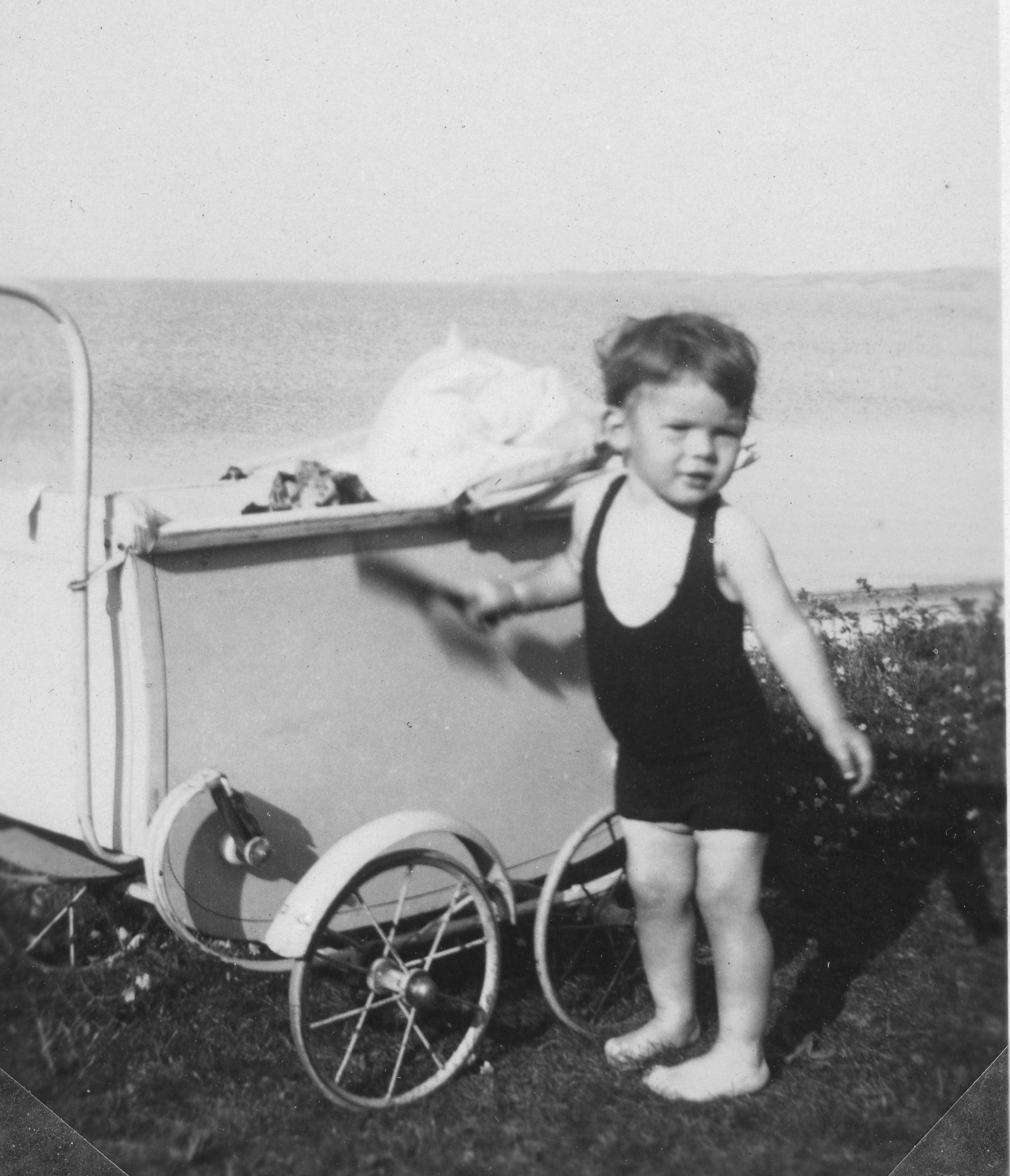 1936 Reiner Theilgaard på Tunø strand.