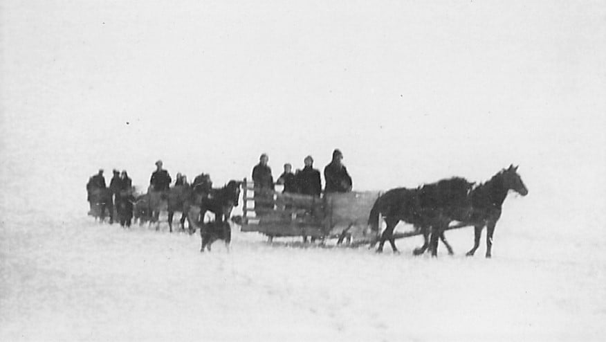 1940 Tunboer på vej til fastlandet med varer.