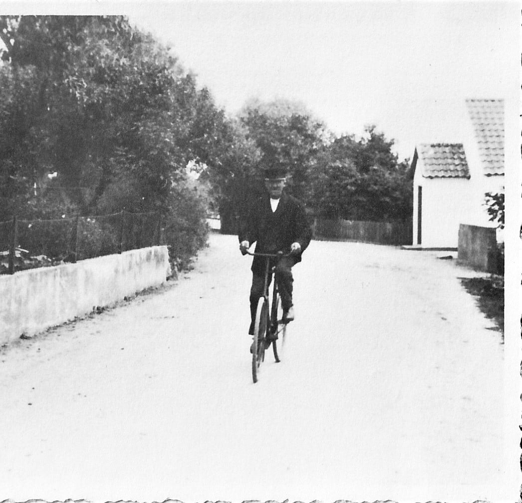 Tunø 1940. Christian Degn på hovedgaden.