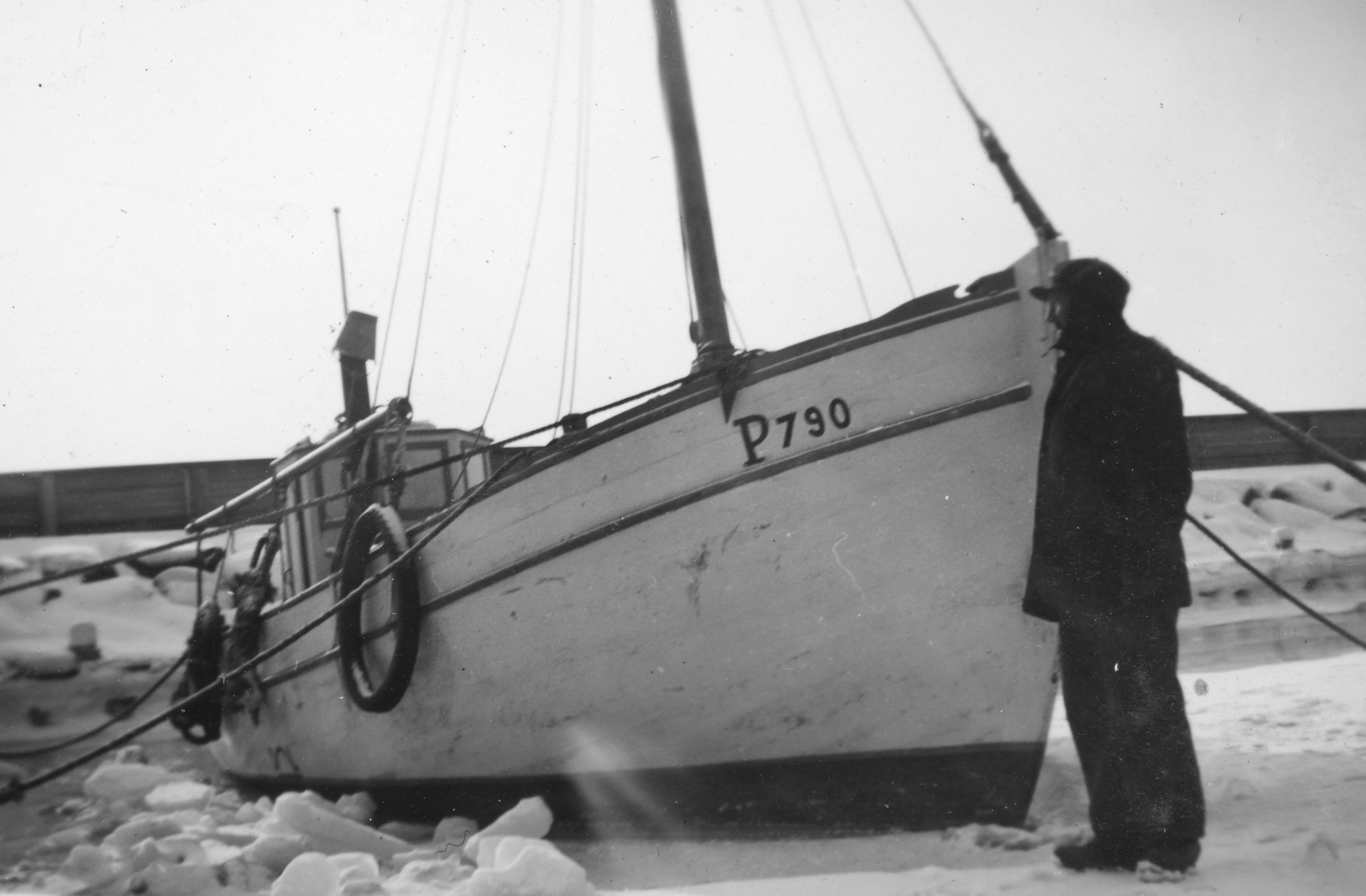 1941 MS Engberg og dens fører venter på åbent vand.