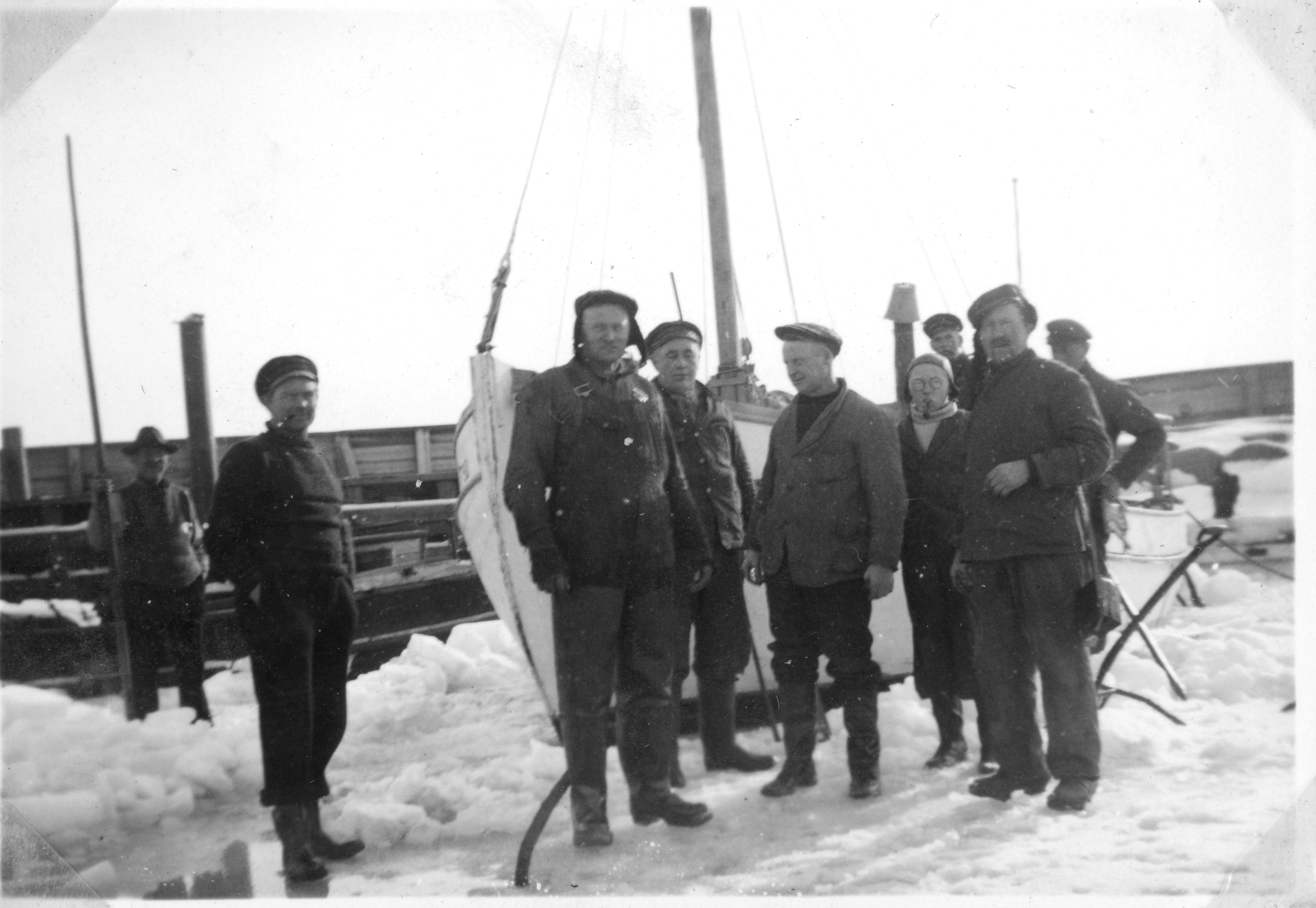 1941 Tunø Havn. Bådene hugges fri ved fælles hjælp.