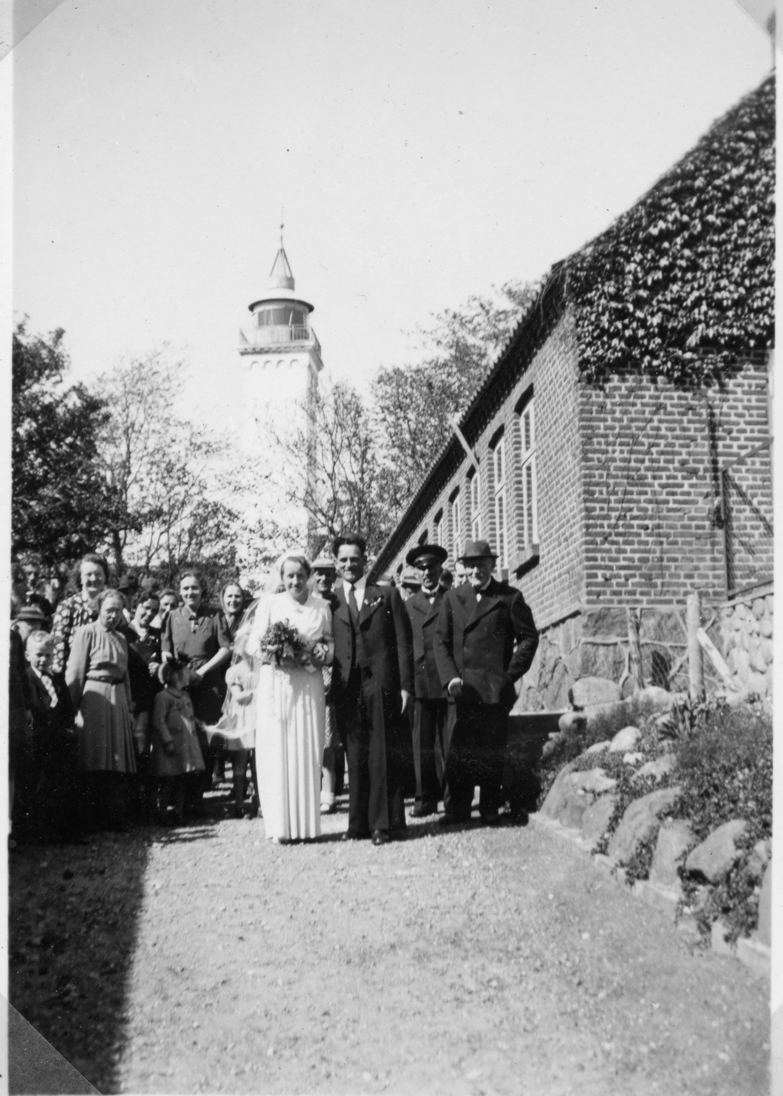 1943 Binne Degn og Ejnar Petersens bryllup i Tunø Kirke.