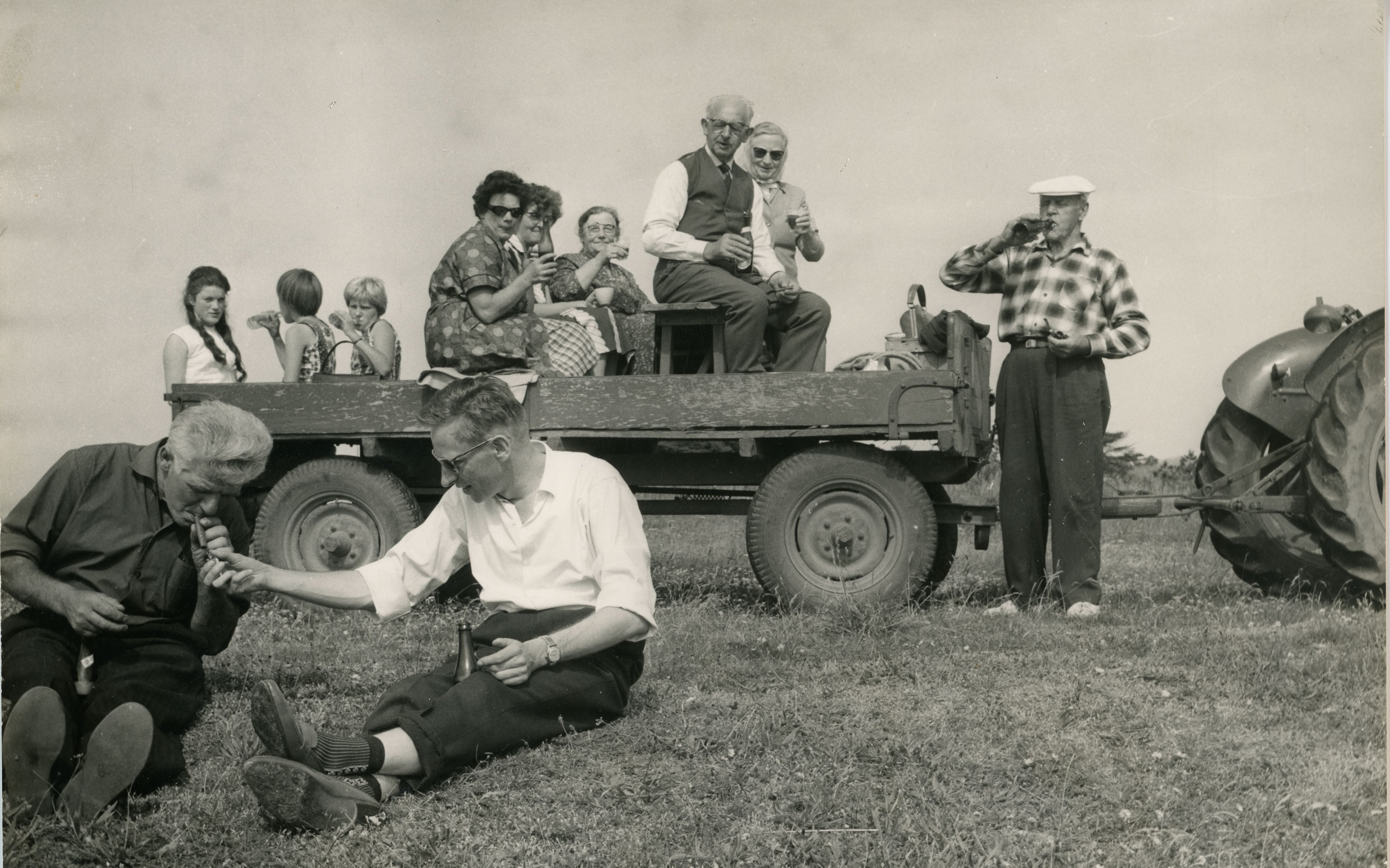 1960 ca. Anne Marie Theilgaard, Sonja Dommergaard, Kirsten Kirkedal, Ingeborg Dommergaard, Ingeborg Rasmussen, Mathilde Dommergaard, Niels Peter Haahr, Jensemine Haahr, Jens Mikkelsen. Foran Søren Theilgaard og Poul Haahr.