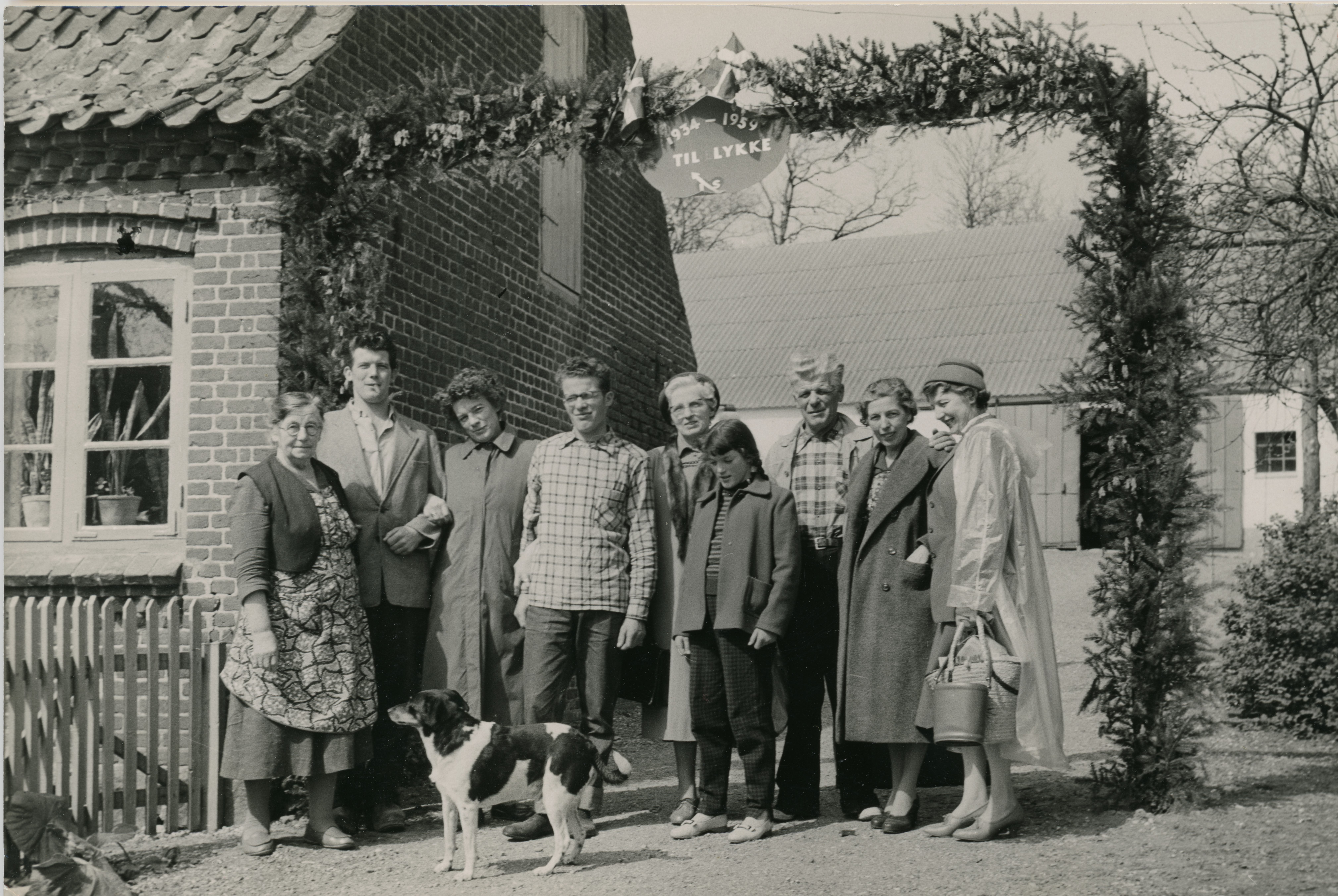 1959 Mathilde Dommergaard, Reinar Theilgaard, Ingeborg Theilgaard, Oluf Theilgaard, x, Anne Marie Theilgaard, Søren Theilgaard, x,x  (Ingeborg og Sørens sølvbryllup).