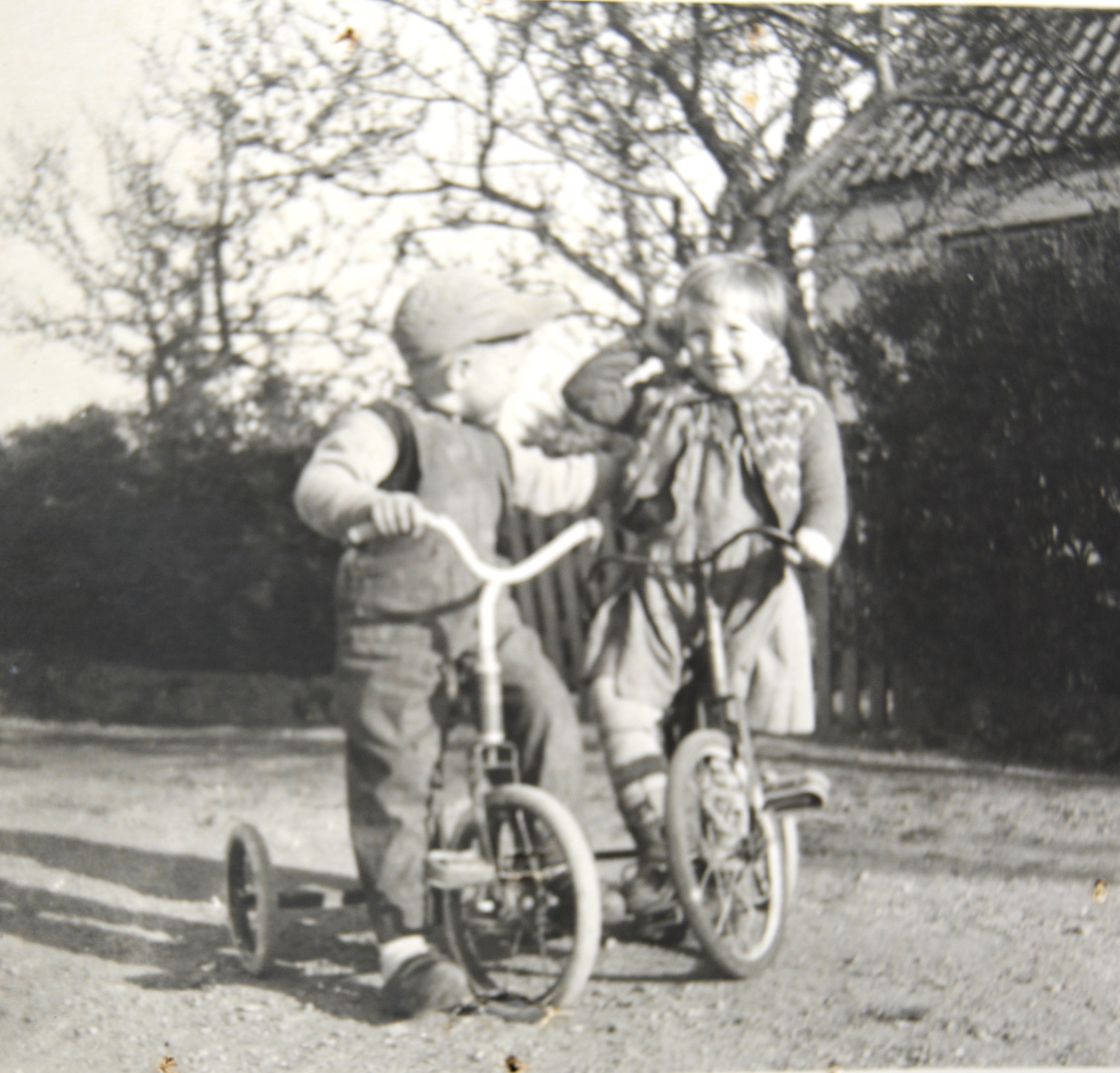 1956-58 Vagn Olesen og Conny Schmidt på cykel.