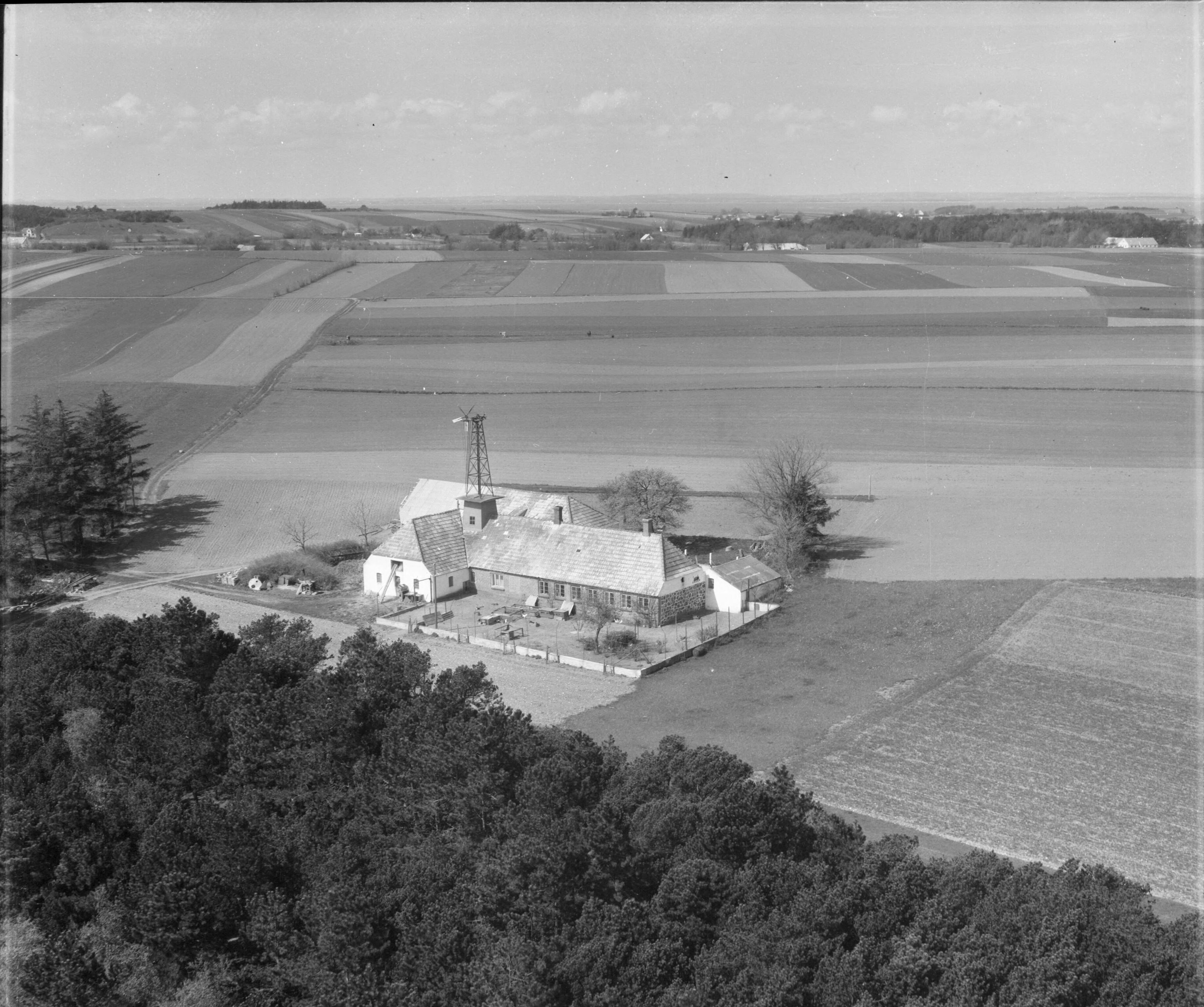 1957 Borggaards ejendom m. tagmølle (kom aldrig i drift).