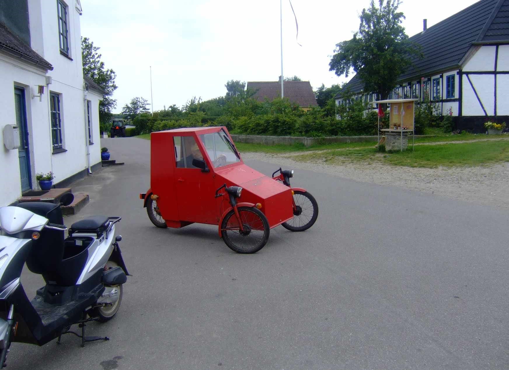 2007 Ejsinbergs hjemmelavede bil på Tunø Hovedgade. Fotograf Lars Løhndorf..