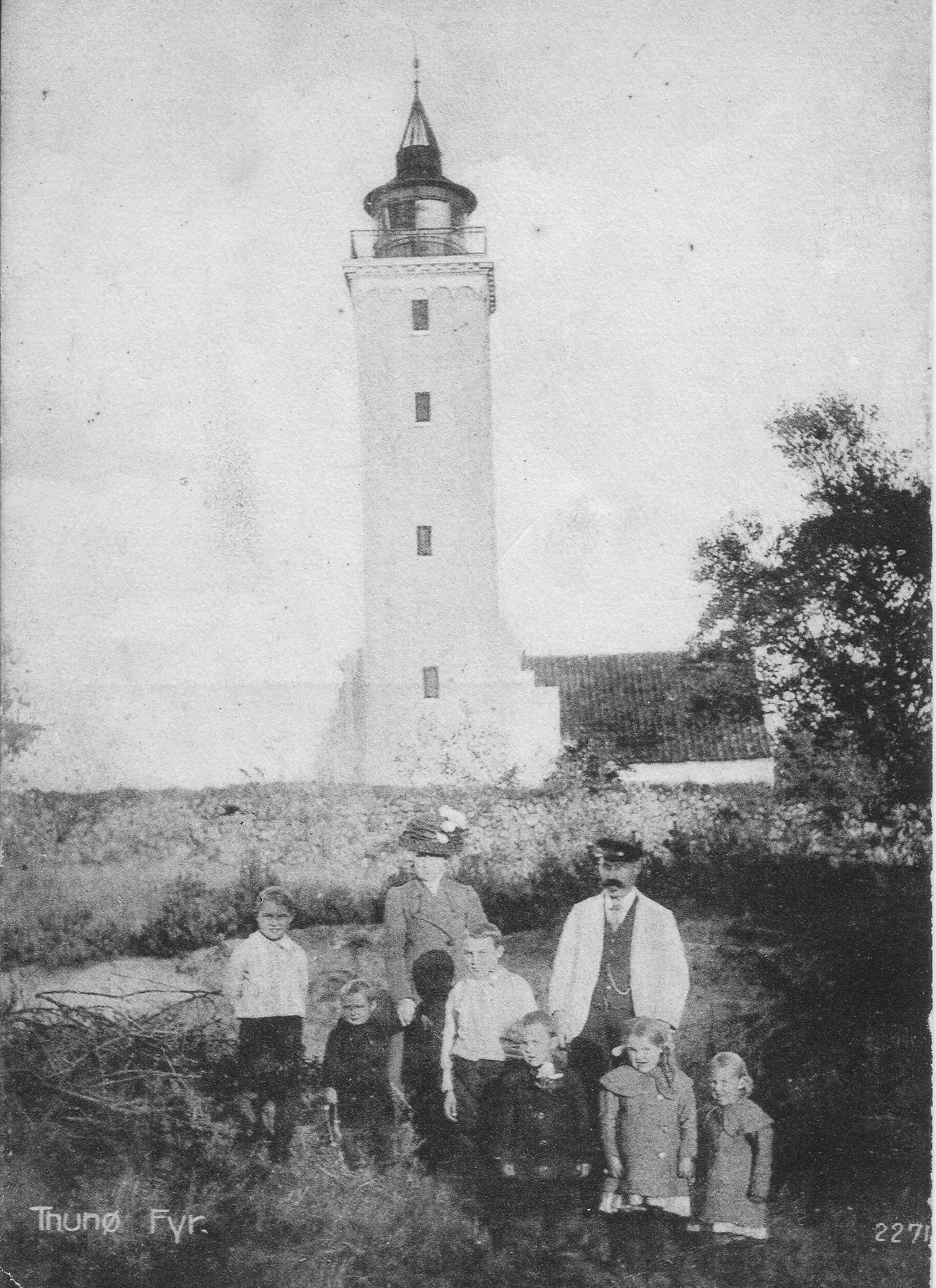 1914 Fyrmesterfamilien Katrine og Johan Kristiansen. med børnene Emil, Anker, Karl Johannes, Iver, Johanne og Ella.