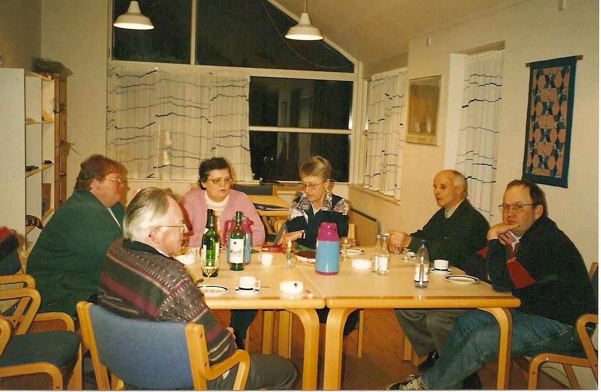 Ca. 1990. Møde i Ølykkecenterets mødelokale. Tv. Carl Johansen. Mf. Ingeborg Olesen, th. Tage Hansen og Vagn Olesen.