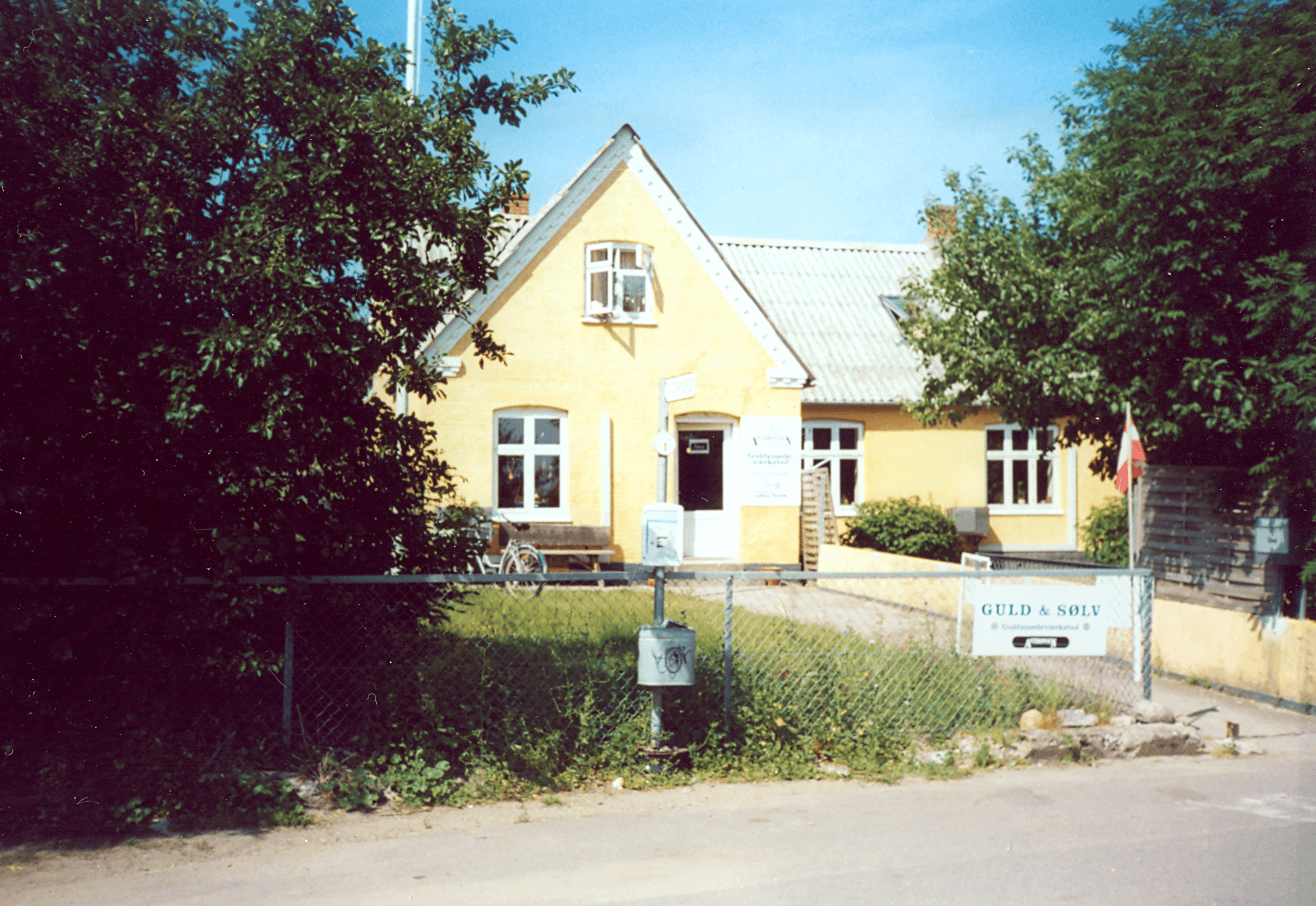 2000 ca. Guld & Sølv v. Henning Anthonsen. Tunø Hovedgade. 