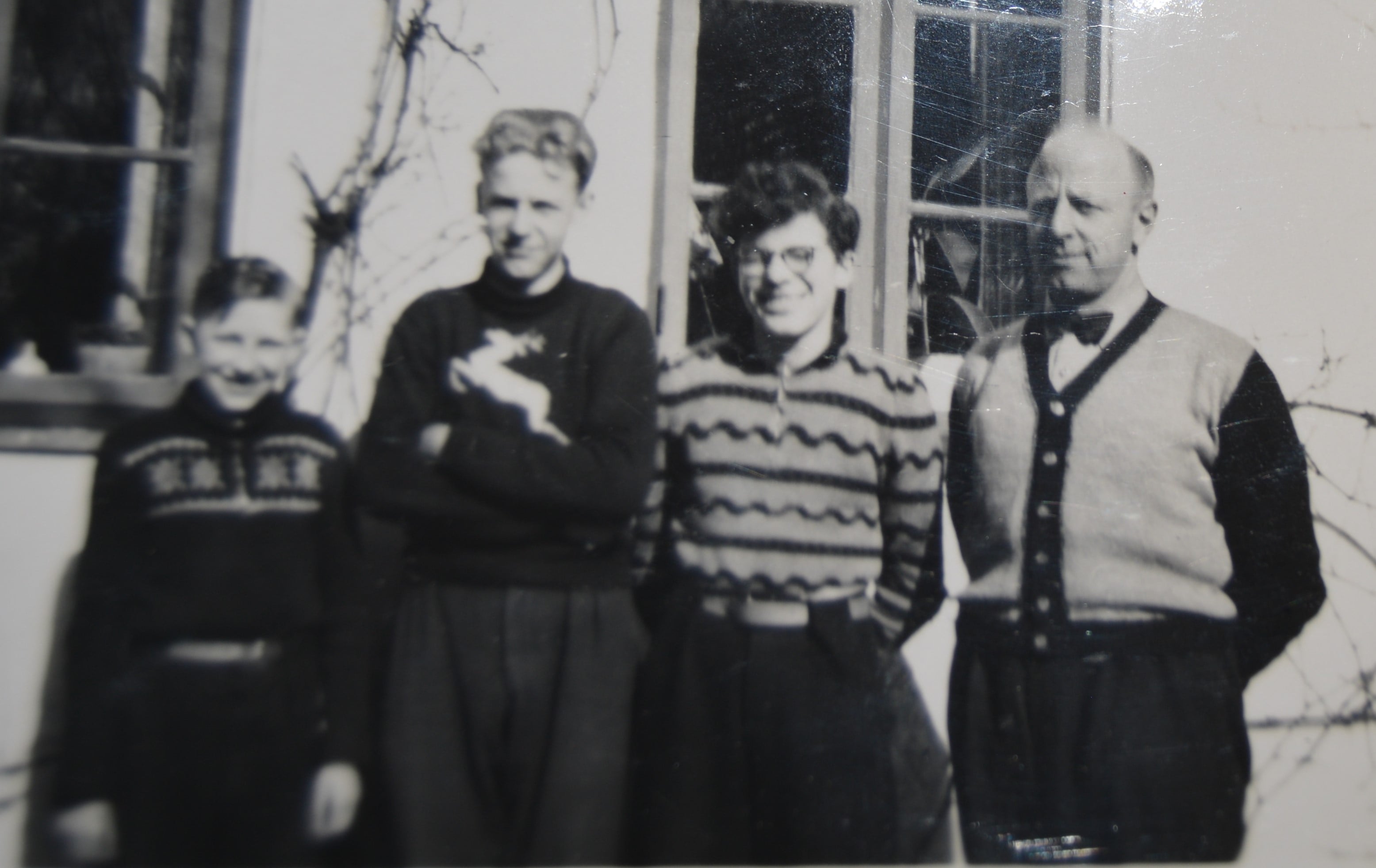 1955 Konfirmationsholdet: Frans Molbo, Knud, Oluf Theilgaard og præst Alfred Markvardsen.