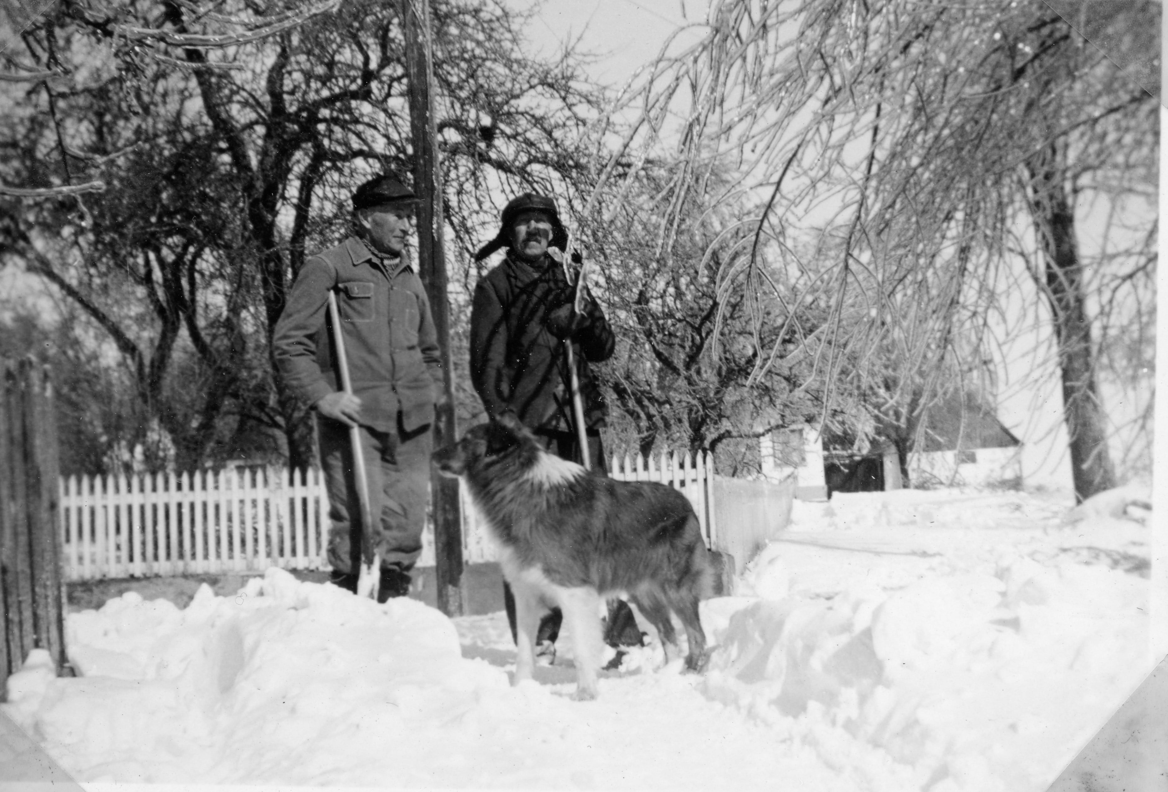 1942 Vinter på Tunø Hovedgade. Ukendt og Carl Rasmussen. (foto Ragna Søgaard)