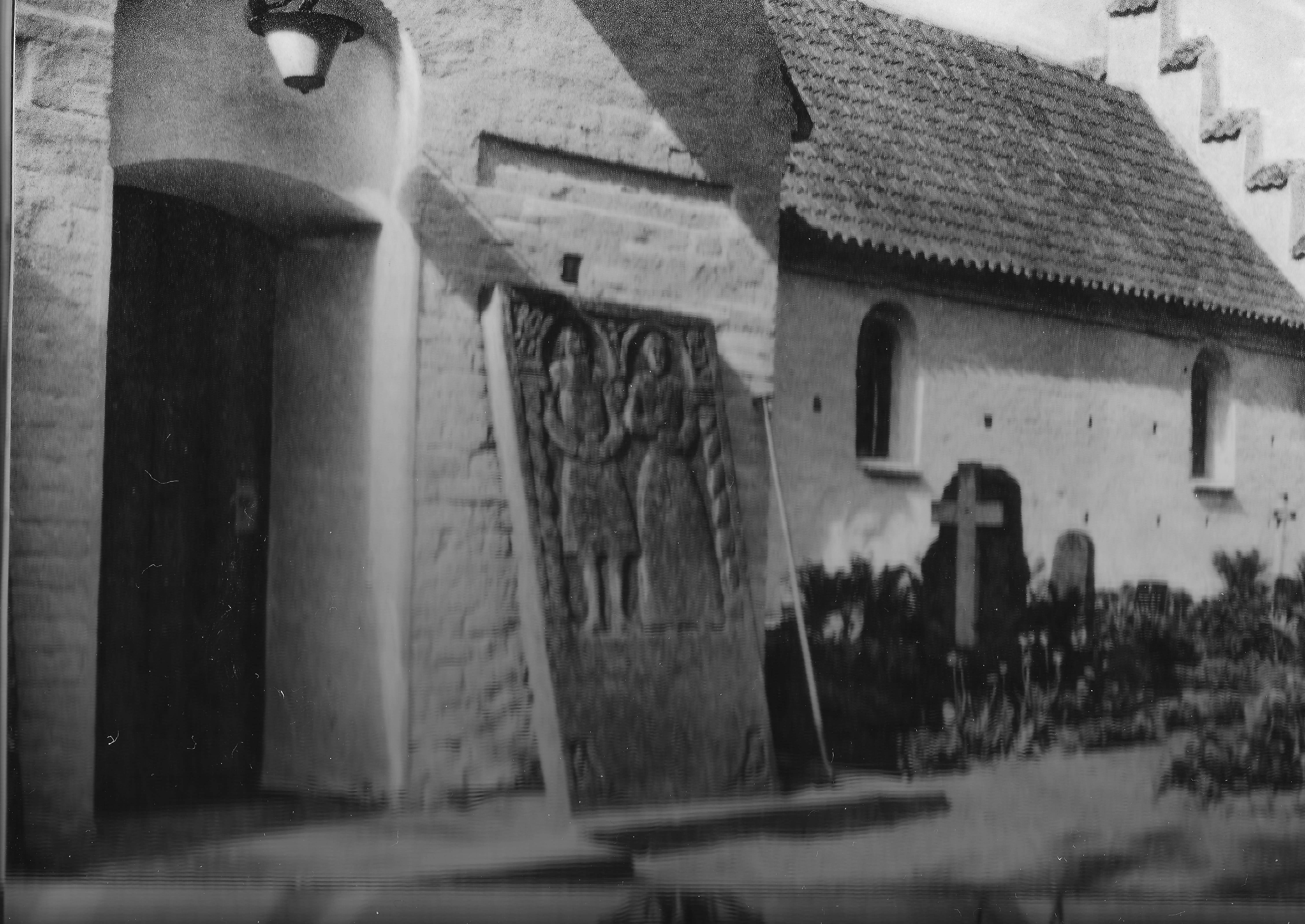 1950-erne. Tunø Kirke - indgang til våbenhuset. Postkort.