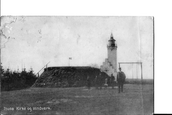 1924 Møllebakken m. Tunø Kirke og Vandtanken. Postkort.