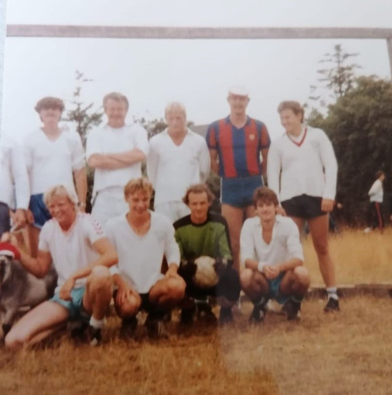 1985? Tunø Fodboldhold. Forrest nr. 2 fra v. Hans Molbo.