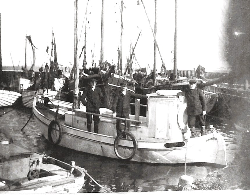 1920 ca. Tunø Havn m. postbåd, briket mv.