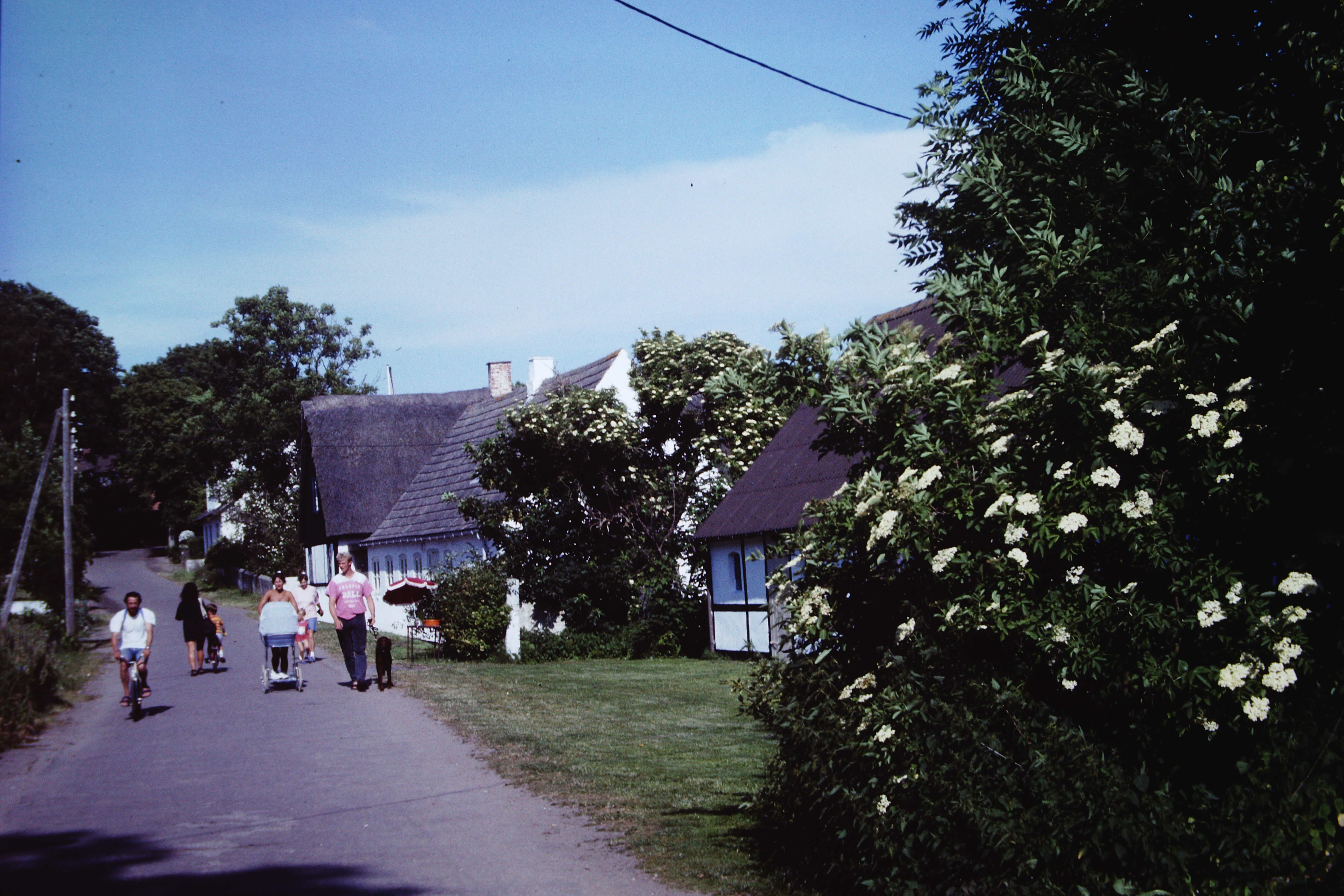 1990-erne. Tunø Hovedgade en sommerdag. Fotograf ukendt.