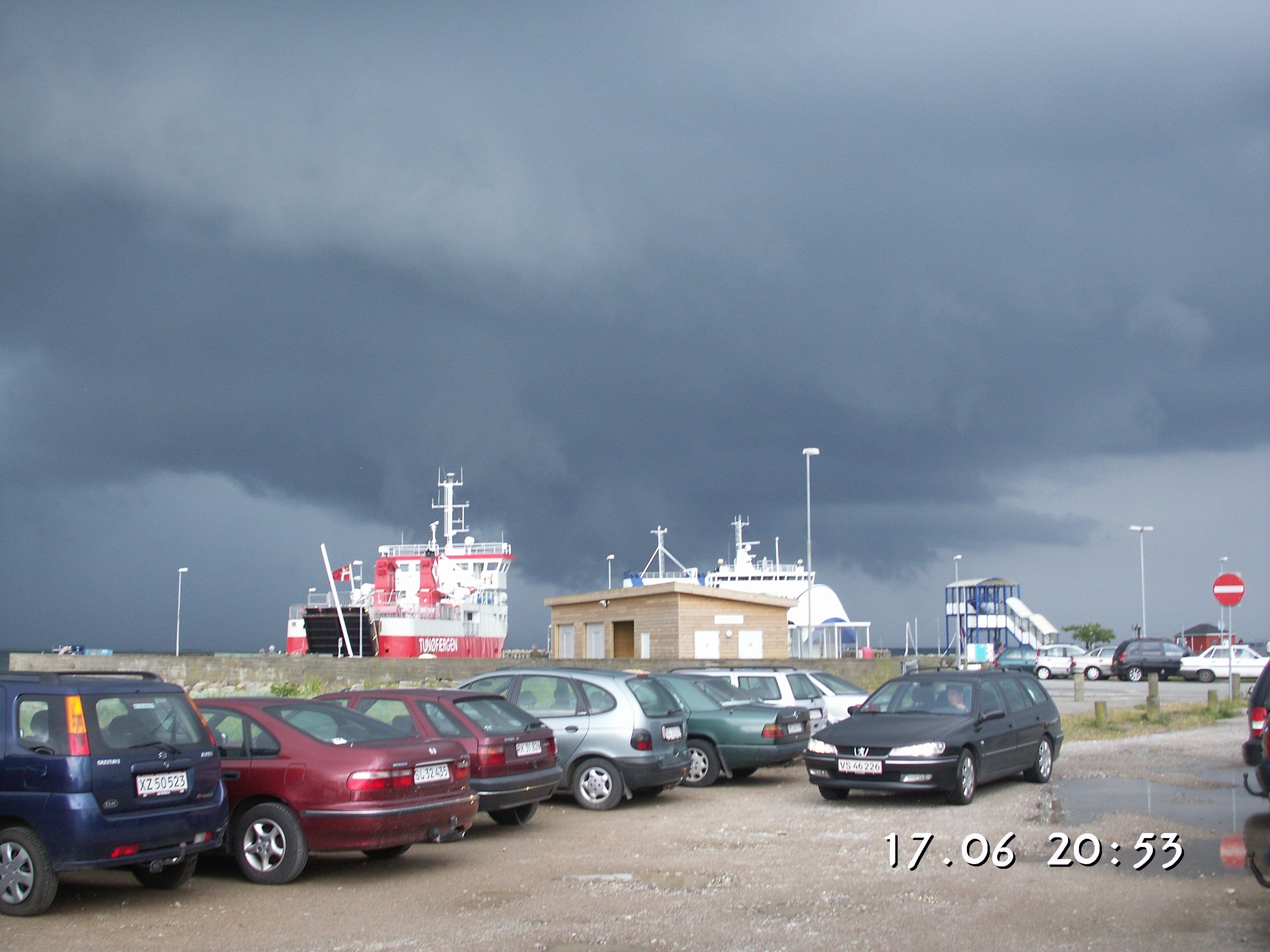 2007 Tunøfærgen (rød) i Hou Havn. 