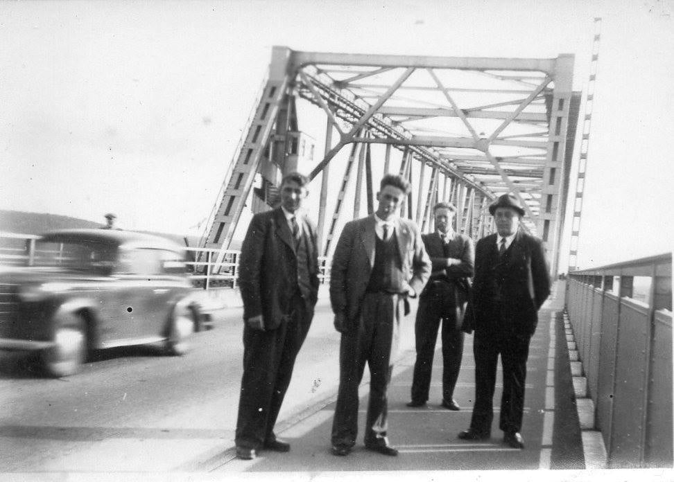 Ult. 1930-erne. Tunboer på Lillebæltsbroen: Engelhard Kristiansen, Svend Dommergaard, bagerst Herluf Dommergaard og th. muligvis Eisinberg.