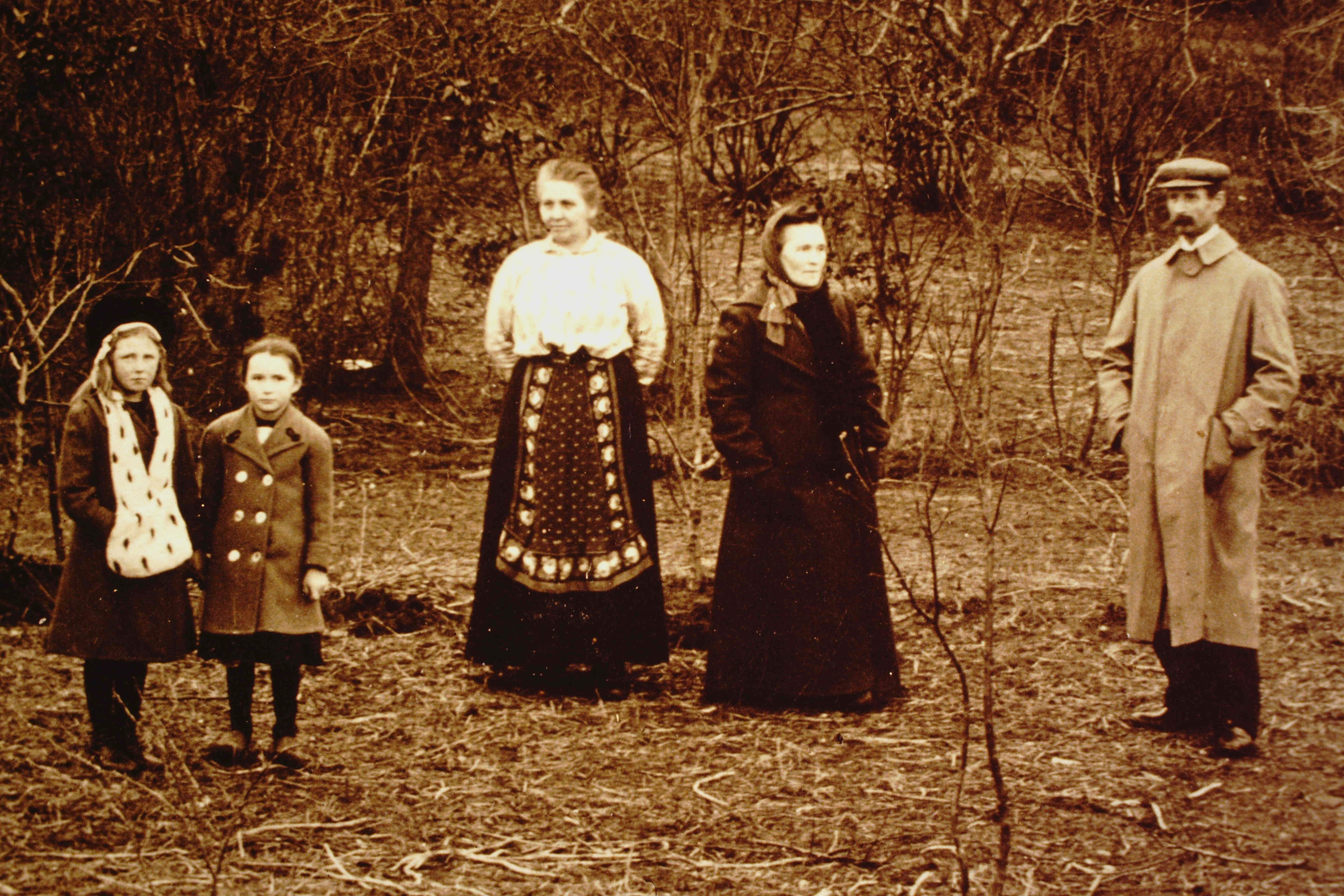 o. 1920 fra v. mod h.: Marie Sørensen, Gudrun Olesen, Jakobine Sørensen, Camilla Olesen og skrædder Antonius Sørensen..